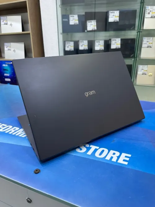 LG GRAM 17 CORE : INTEL i7 - 1360P DISC : 01 TB  (SSD)  RAM : 16 GB  
