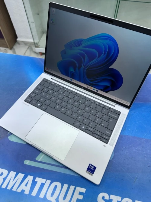 HP ELITEBOOK X G1 i  CORE : ULTRA 7 268V DISC :  512 GB  (SSD)  RAM : 32 GB DDR5