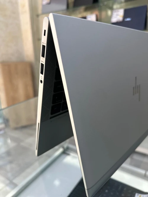 HP ELITEBOOK 830 G8 CORE : i5 / 1135G7 4.20GHz  8MB CACHE 4 cœur DISC : 256 GB  (SSD) RAM : 16 GB   