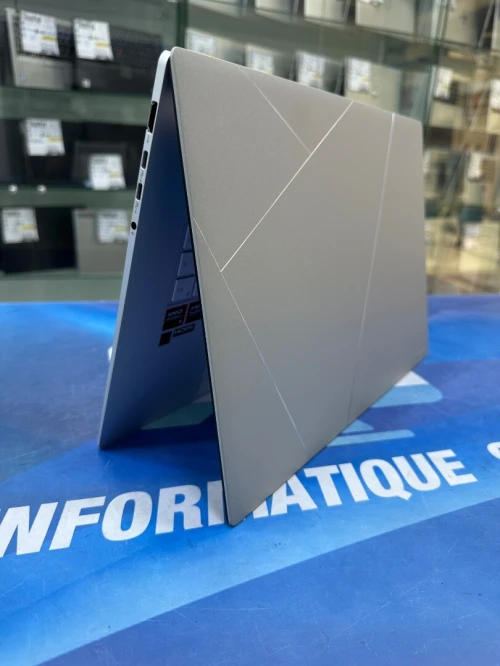 ASUS ZENBOOK S16  CORE : RYZEN AI 9 365w DISC :  01 TB  (SSD)  RAM : 24 GB