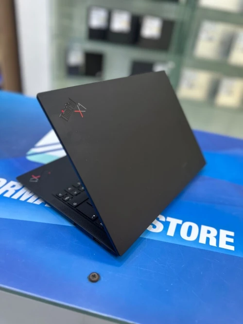 THINKPAD X1 CARBON GEN 10  CPU: CORE i5 / 1250P. 512 GB / 16 GB 