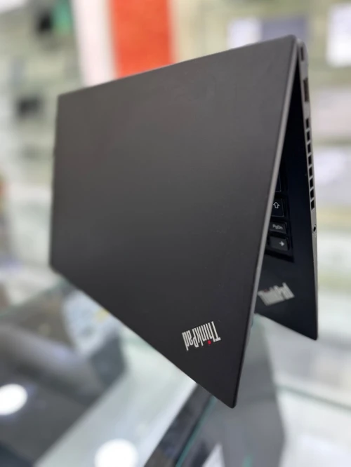 THINKPAD X1 CARBON CORE : INTEL i5 / 7200U DISC : 256 GB  (SSD)  RAM : 08 GB  