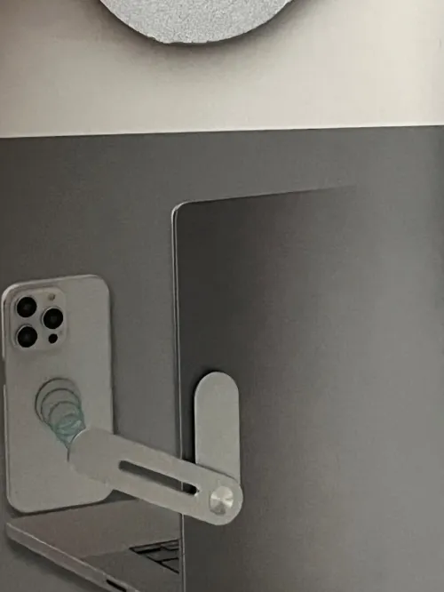 Support magnétique du smartphone sur ordinateur