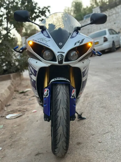 Yamaha R1 cross plane 2011