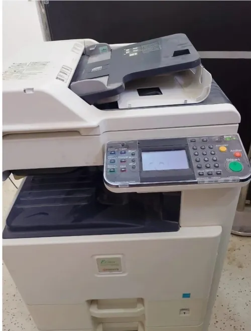 Photocopieuse kyocera fs c8520mfp couleur noir et blanc tre bon eta marche bien