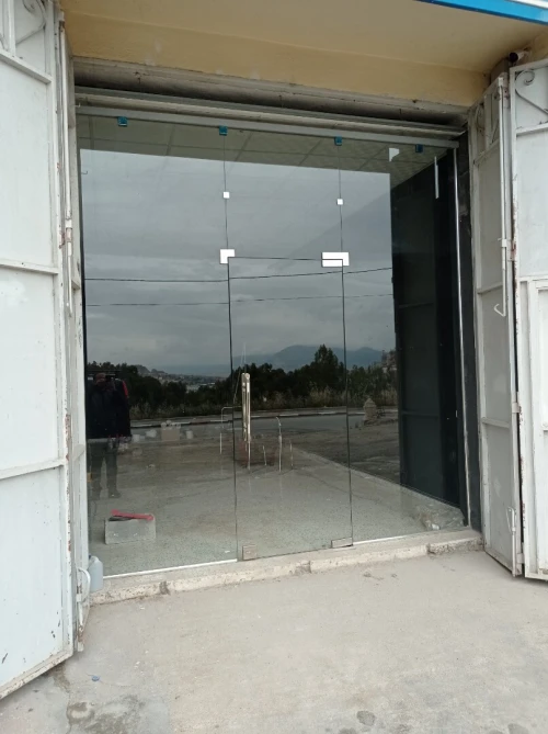2 vitrines pour locaux