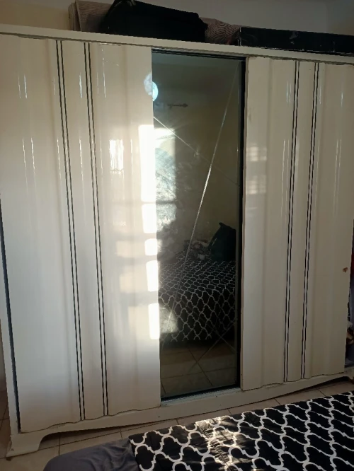 Armoire à portes coulissantes