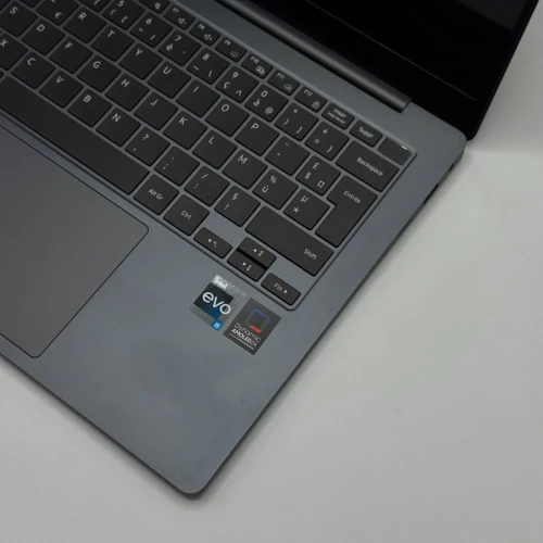 Samsung Galaxy Book 3 Pro i5-1340P / 8Go LPDDR5X 6400 MHz / 256 Go SSD Nvme M.2 