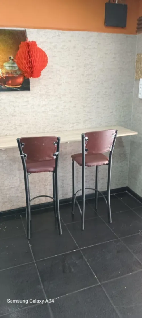 2 Tables hautes avec 4 chaises hautes