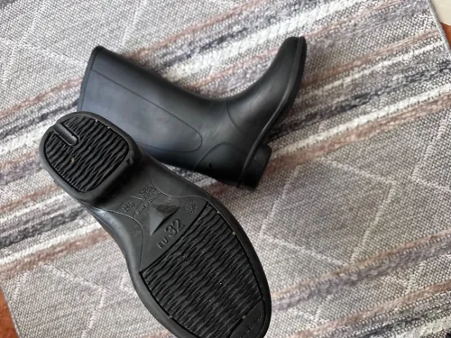 casque et des bottes pour enfants 