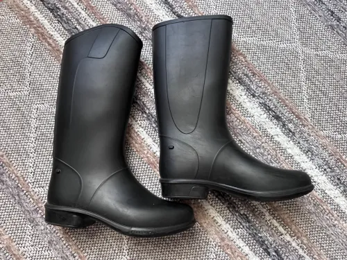 casque et des bottes pour enfants 