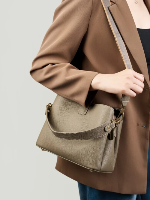 Sac seau en cuir de vache pleine fleur nouveau modèle 2026 tendance grande capacité style minimaliste polyvalent à porter en bandoulière ou à la main
