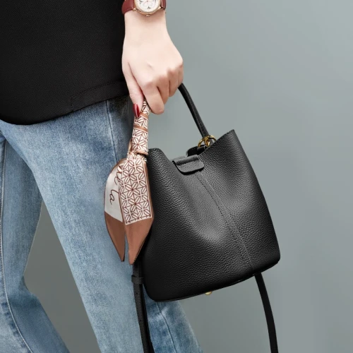 Sac seau en cuir de vache pleine fleur, nouveau modèle 2026, bandoulière, look de niche, chic, à main en été, cuir véritable pour femme