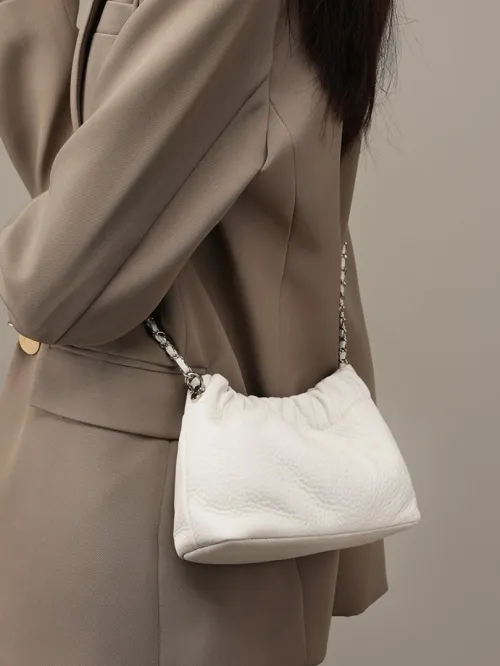 Sac sous le bras à chaîne tendance 2025 pour femme sac nuage plissé haut de gamme en cuir de vache bandoulière épaule chaîne à boule dorée