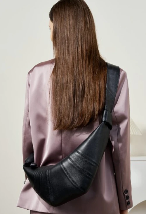 Sac en cuir d'agneau  style croissant  bandoulière   look décontracté  niche française