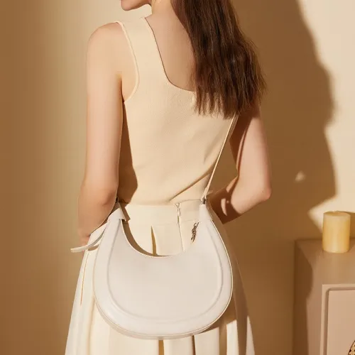 Sac croissant en cuir de vache chic tendance nouveau modèle 2026 demi lune à porter sous le bras ou en bandoulière look décontracté
