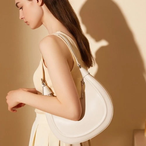 Sac croissant en cuir de vache chic tendance nouveau modèle 2026 demi lune à porter sous le bras ou en bandoulière look décontracté