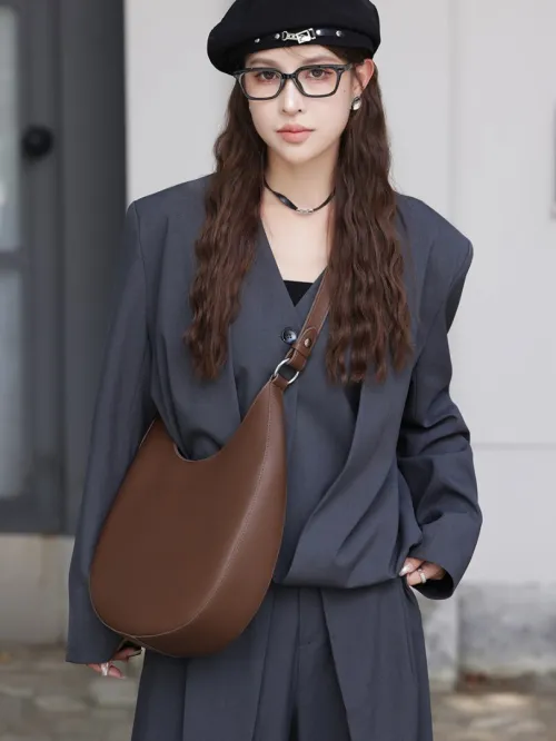 Sac tote demi lune en cuir véritable design unique nouveau modèle 2026 pour femme à porter sur l épaule sous le bras ou en bandoulière