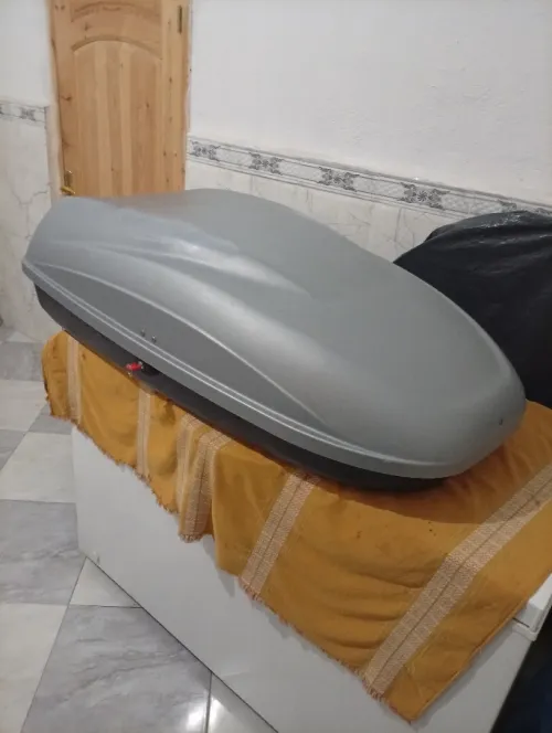 Coffre de toit gris 410 litres En très bon état avec attache sur les barres de toit