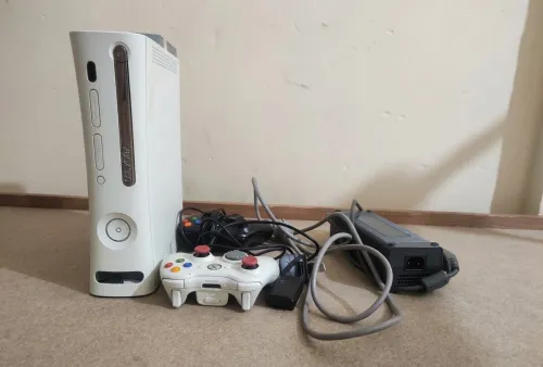 Xbox 360 Fat للبيع بحالة جيدة