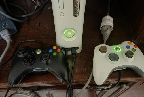 Xbox 360 Fat للبيع بحالة جيدة