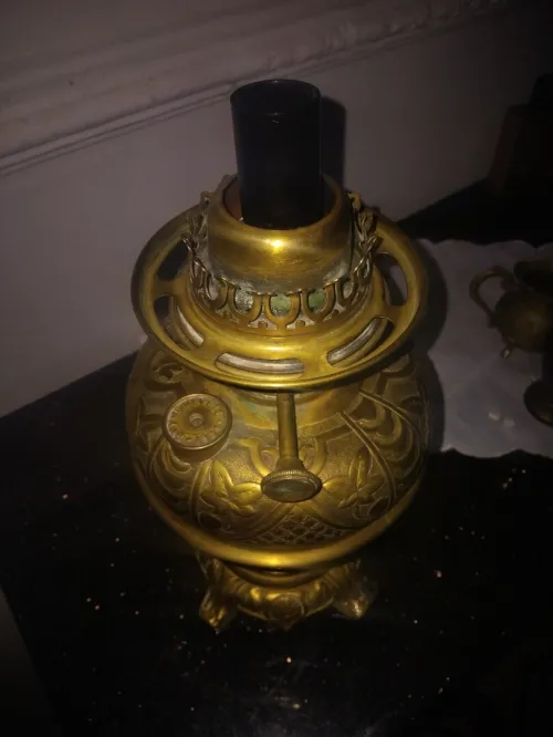 Lampe à pétrole ancienne en cuivre
