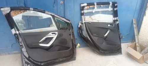 2 portes Peugeot 2008 avant arrière côté gauche