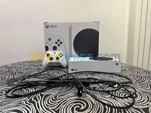 Xbox séries s (512 GB) + FC 24 + Game Pass (1 mois) + batterie Konix rechargeable