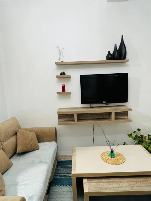 Meuble tv suspendu doté de 3 étagères à fixation invisible