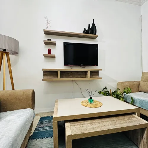 Meuble tv suspendu doté de 3 étagères à fixation invisible