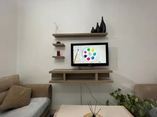 Meuble tv suspendu doté de 3 étagères à fixation invisible