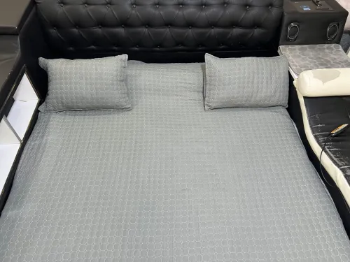 Un grand lit confort et spacieux