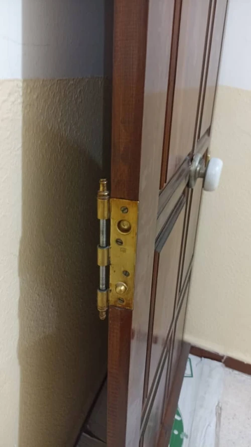 Une porte d'entré en bois rouge sans cadre