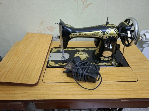 machine a coudre avec pédale et moteur électrique