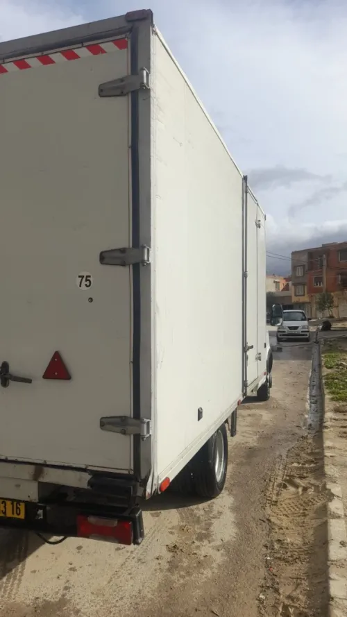 Location fourgon sans chauffeur équipée caisse conteneur