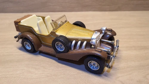 Miniature voiture néoclassique Excalibur Cabriolet reproduite par Majorette 1:32