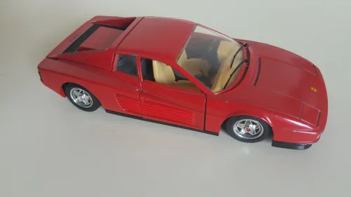 Voiture miniature Ferrari la fameuse Tastarossa 1984 burago Italy 1 24 