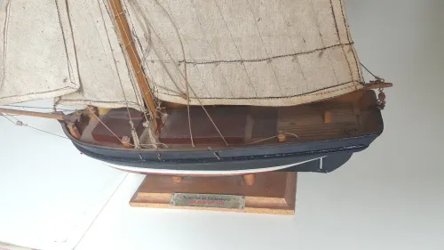Ancienne maquette de bateau, voilier Kraabbenkutte 1900 en bois, décor marin 