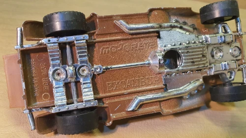Miniature voiture néoclassique Excalibur Cabriolet reproduite par Majorette 1:32