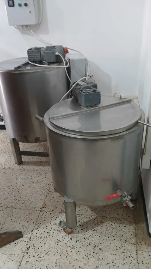 Une cuve réfrigéré 220 litres Une cuve chauffante (pastulisateur) 120 litres Un mélangeur 150 litres