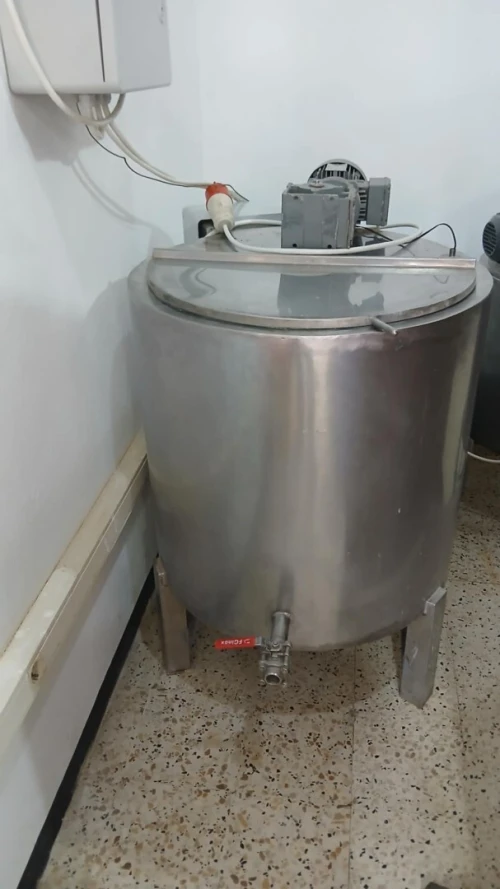 Une cuve réfrigéré 220 litres Une cuve chauffante (pastulisateur) 120 litres Un mélangeur 150 litres