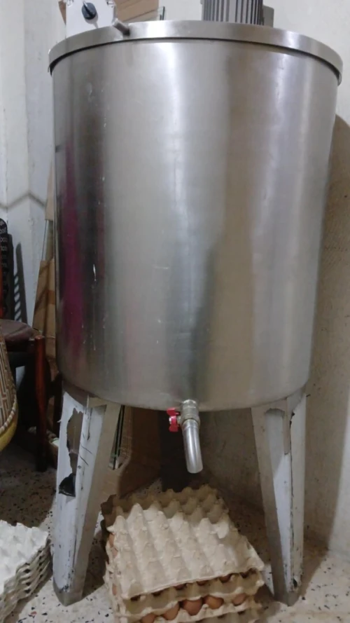 Une cuve réfrigéré 220 litres Une cuve chauffante (pastulisateur) 120 litres Un mélangeur 150 litres