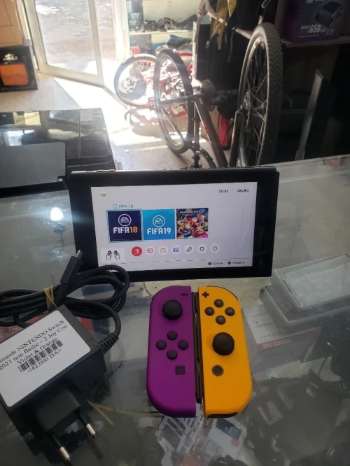 Console NINTENDO Switch 2021 non flashé + 2 Joy Con Violet & Orange