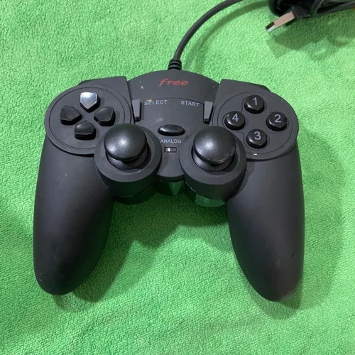 Manettes PS4 XBOX PC Nacon Under Control Hori Freebox