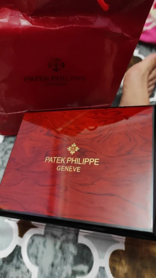 Salam je m'ai en vente une très belle montre original marque Patek Philippe neuf jamais utilisé 