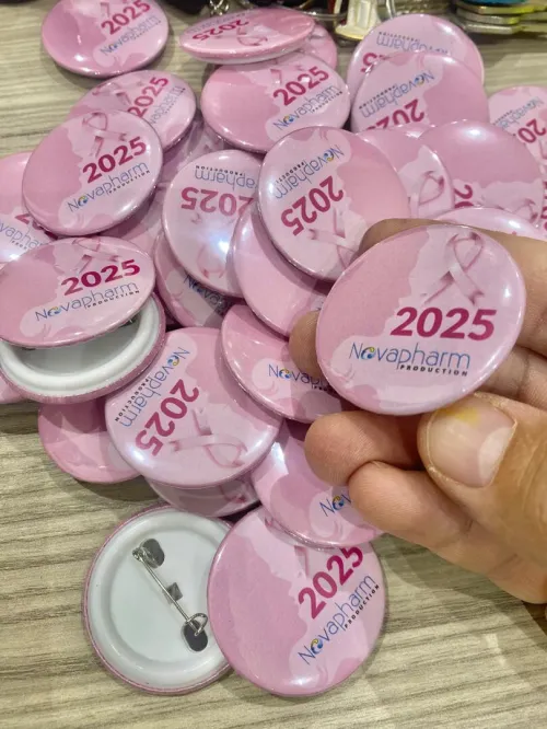 Macarons, Pins, Porte-clés, Médailles Personnalisés.