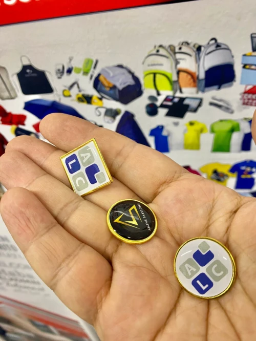 Macarons, Pins, Porte-clés, Médailles Personnalisés.