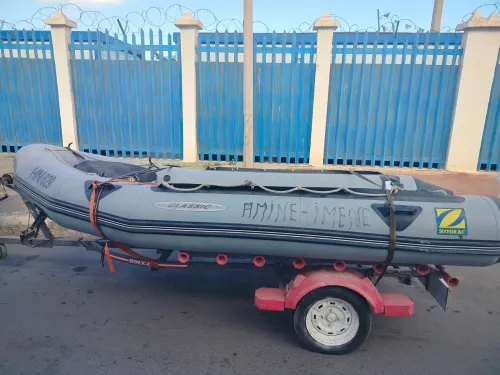 Zodiac 4.20 avec moteur 9.9 Suzuki et la remorque 