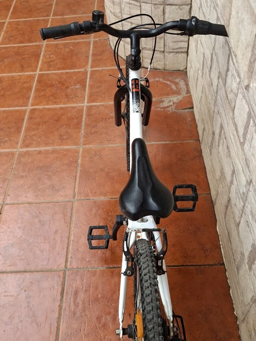 Vélo Rockrider 20 pouces en très bon  état.
