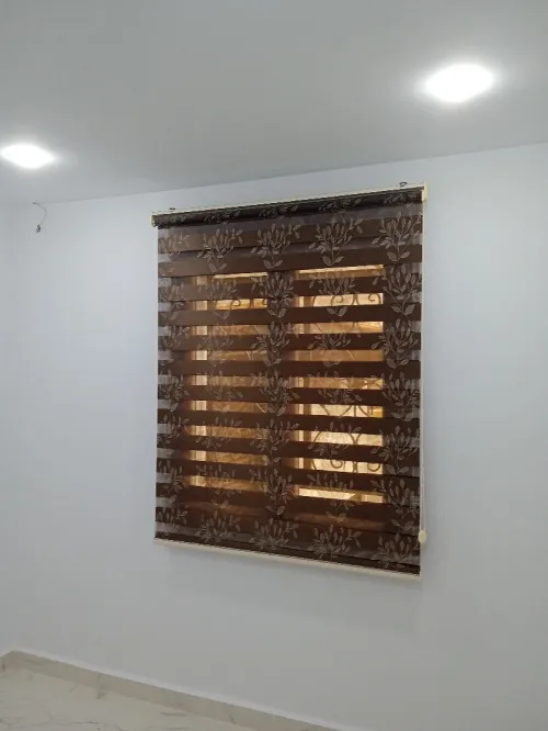 Rideaux zebra jour et nuit pour chambre cuisine balcon séparation entre cuisine et salon vitrine magasin de coiffure famme
